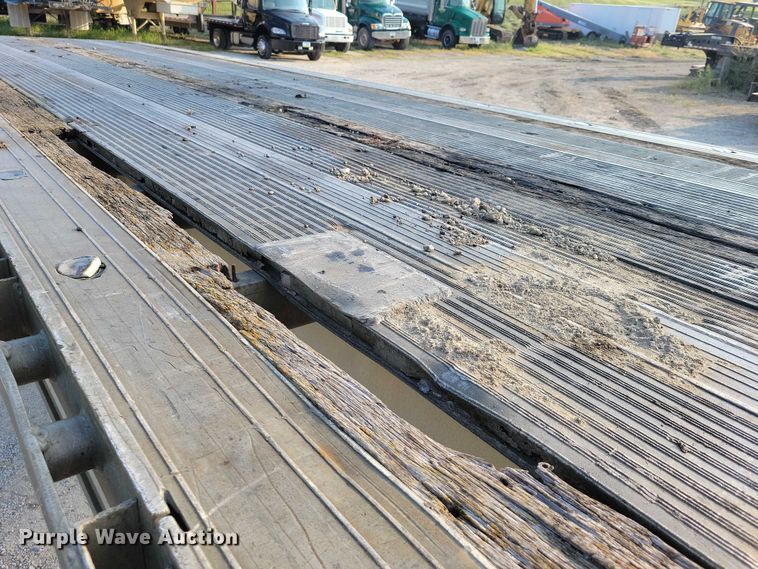 image for item EA2528 1994 East Manufacturing flatbed trailer