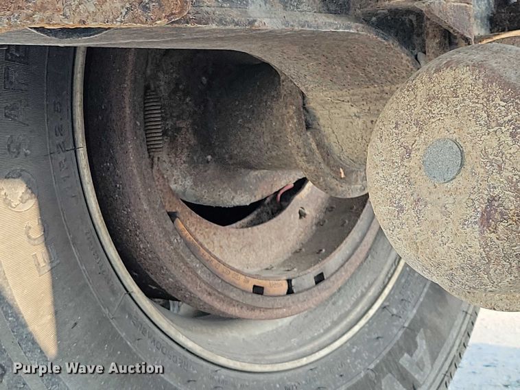 image for item EA2528 1994 East Manufacturing flatbed trailer