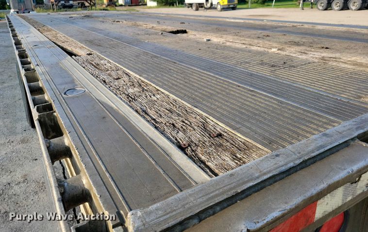 image for item EA2528 1994 East Manufacturing flatbed trailer