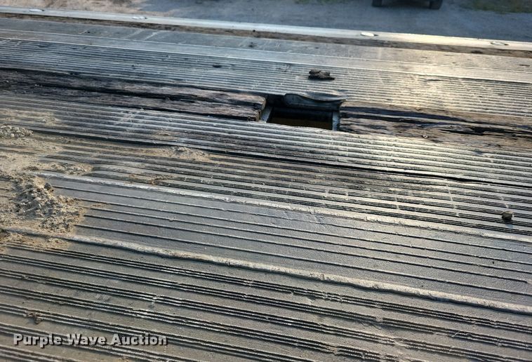 image for item EA2528 1994 East Manufacturing flatbed trailer