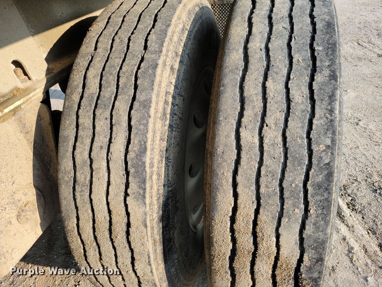 image for item EA2528 1994 East Manufacturing flatbed trailer