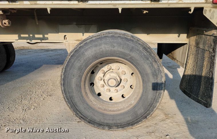 image for item EA2528 1994 East Manufacturing flatbed trailer