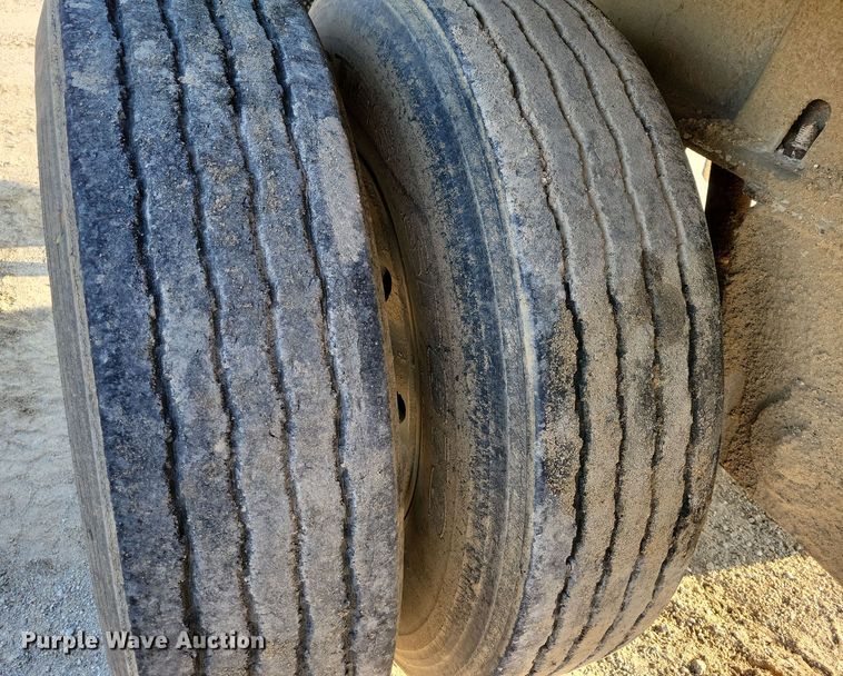 image for item EA2528 1994 East Manufacturing flatbed trailer