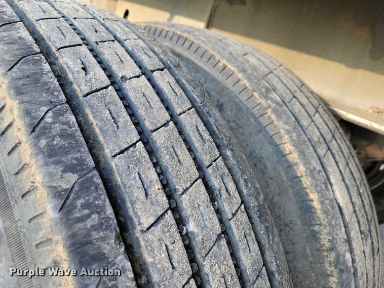 image for item EA2528 1994 East Manufacturing flatbed trailer