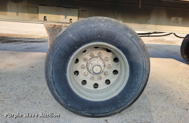 image for item EA2528 1994 East Manufacturing flatbed trailer