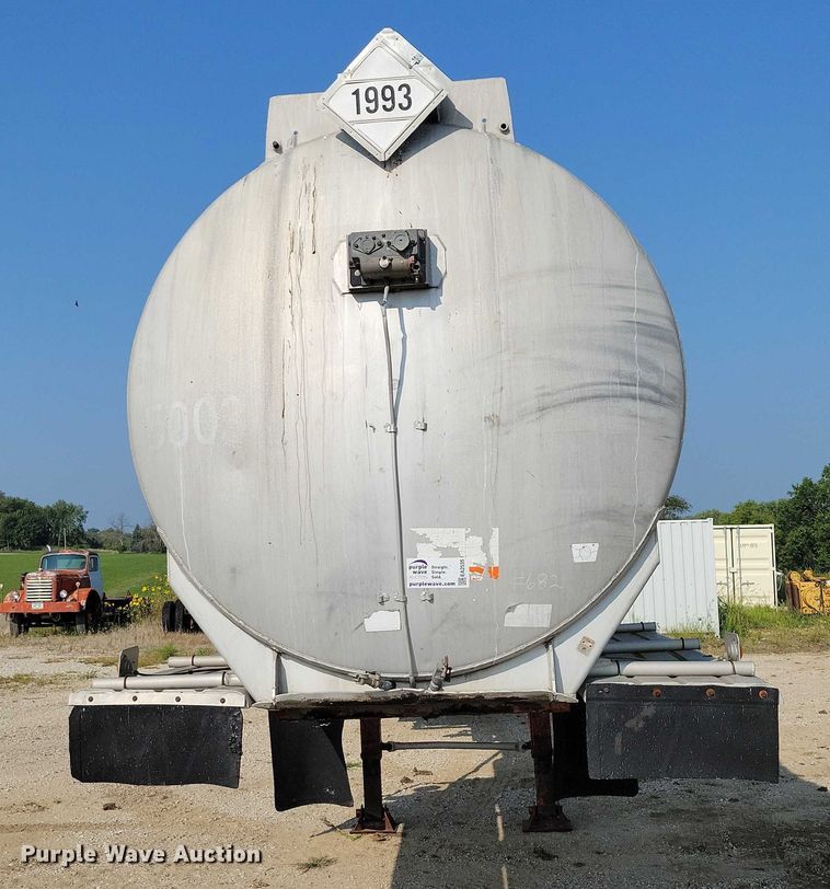 image for item EA2535 1973 Trailmaster tank trailer