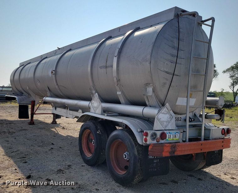 image for item EA2535 1973 Trailmaster tank trailer