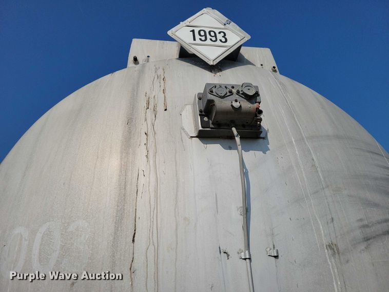 image for item EA2535 1973 Trailmaster tank trailer