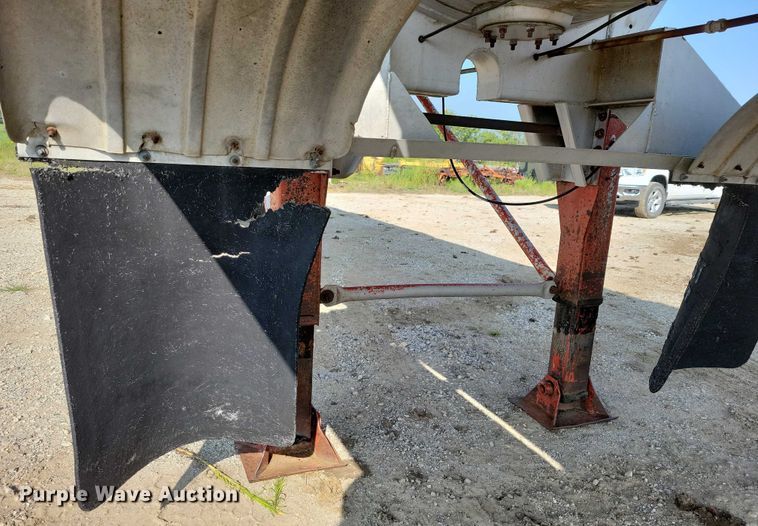 image for item EA2535 1973 Trailmaster tank trailer