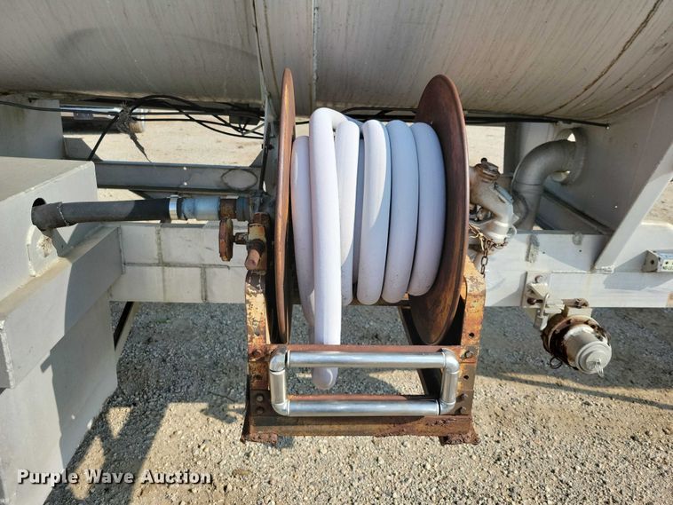 image for item EA2535 1973 Trailmaster tank trailer