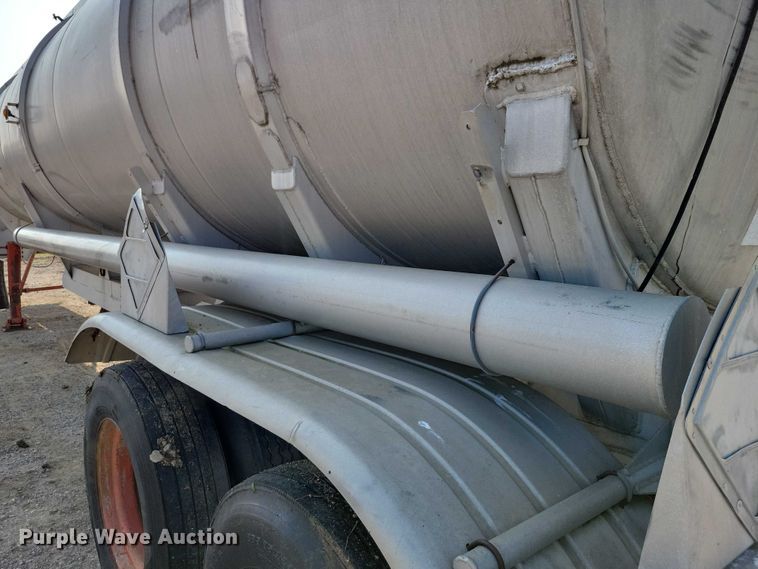 image for item EA2535 1973 Trailmaster tank trailer