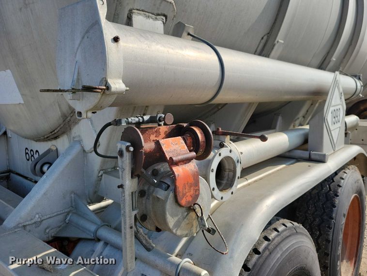 image for item EA2535 1973 Trailmaster tank trailer