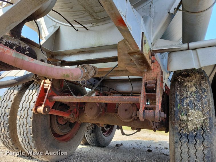 image for item EA2535 1973 Trailmaster tank trailer