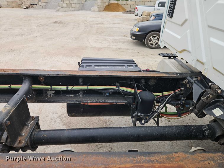 image for item EB8268 2015 International 4400 truck cab and chassis