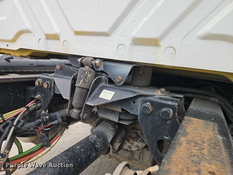 image for item EB8268 2015 International 4400 truck cab and chassis