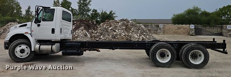 image for item EB8268 2015 International 4400 truck cab and chassis