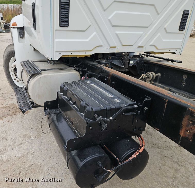image for item EB8268 2015 International 4400 truck cab and chassis