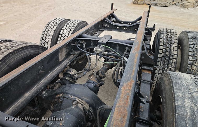 image for item EB8268 2015 International 4400 truck cab and chassis