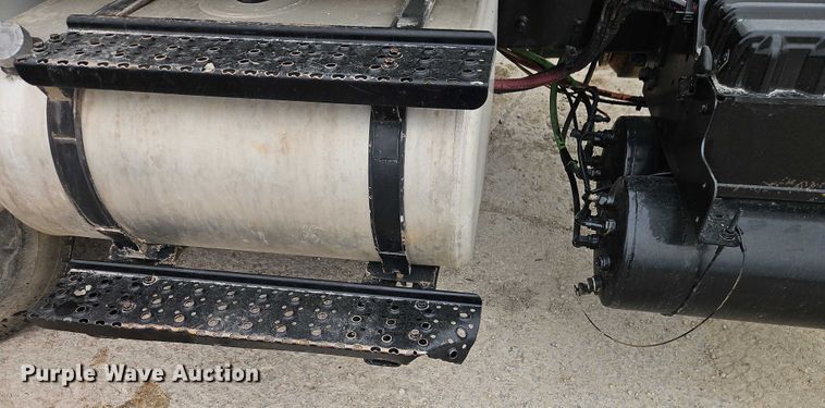 image for item EB8268 2015 International 4400 truck cab and chassis