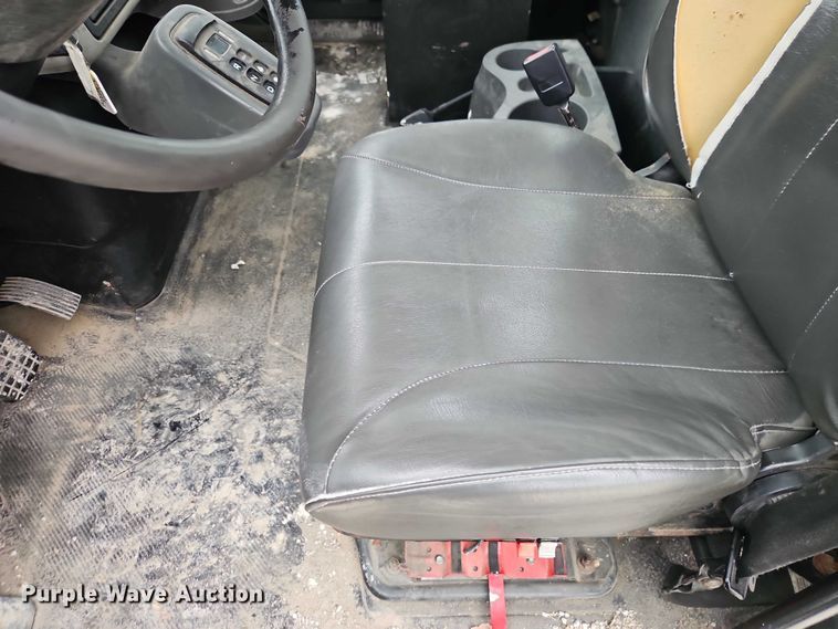 image for item EB8268 2015 International 4400 truck cab and chassis