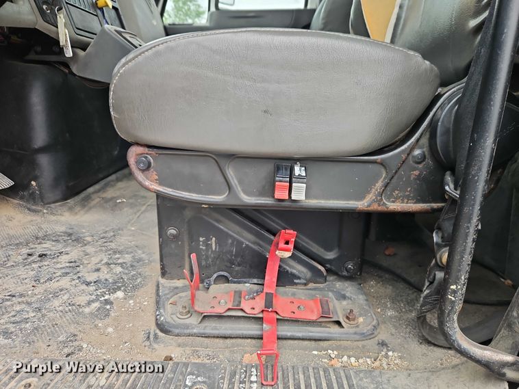 image for item EB8268 2015 International 4400 truck cab and chassis