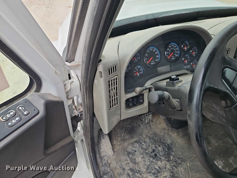 image for item EB8268 2015 International 4400 truck cab and chassis