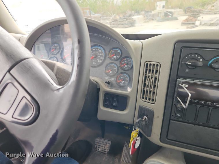 image for item EB8268 2015 International 4400 truck cab and chassis