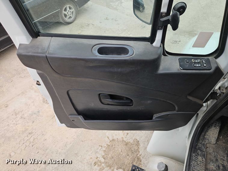 image for item EB8268 2015 International 4400 truck cab and chassis