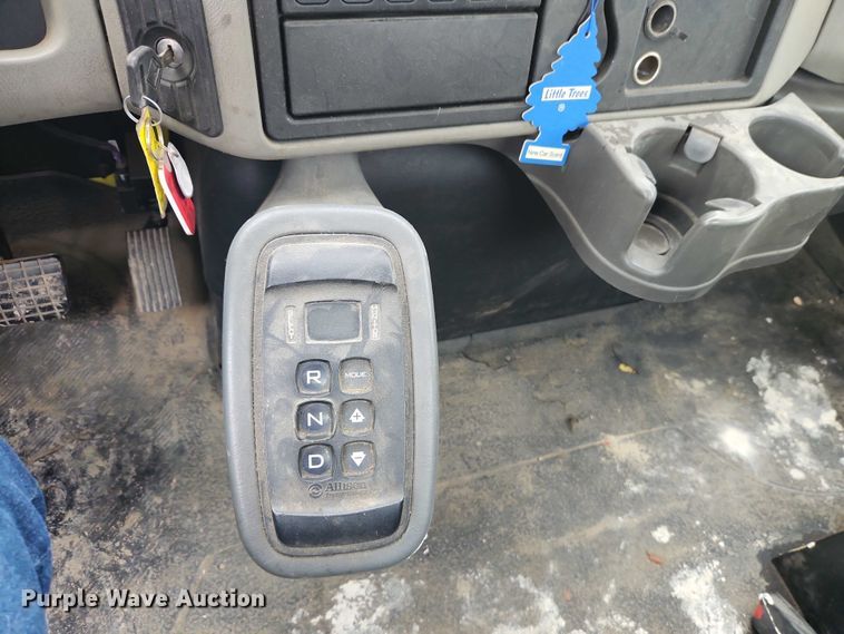 image for item EB8268 2015 International 4400 truck cab and chassis