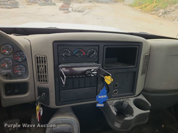 image for item EB8268 2015 International 4400 truck cab and chassis