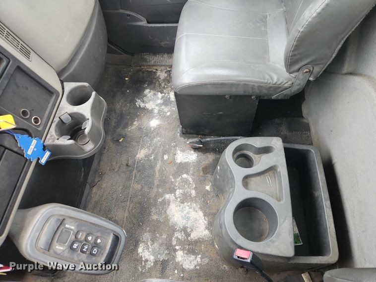 image for item EB8268 2015 International 4400 truck cab and chassis