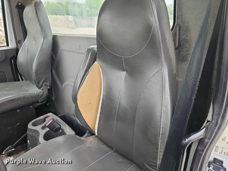 image for item EB8268 2015 International 4400 truck cab and chassis