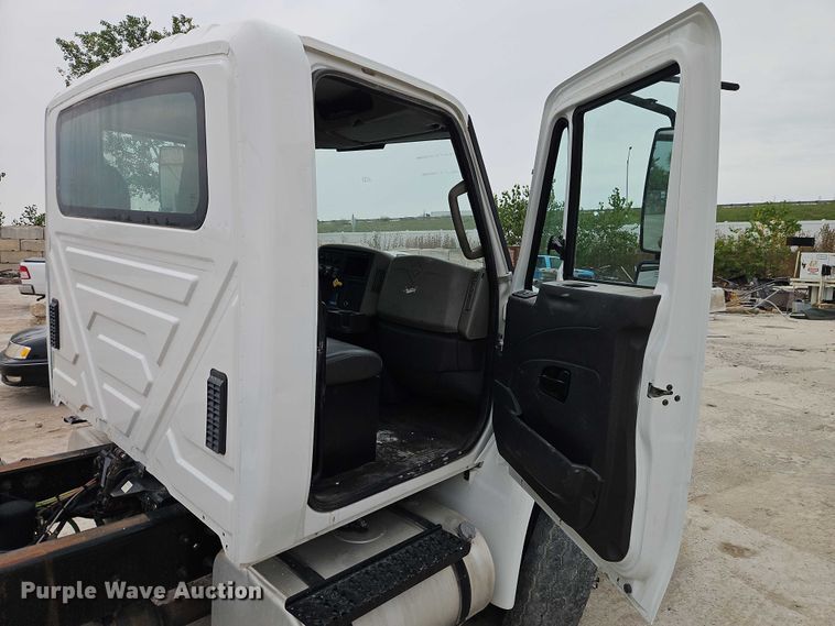 image for item EB8268 2015 International 4400 truck cab and chassis