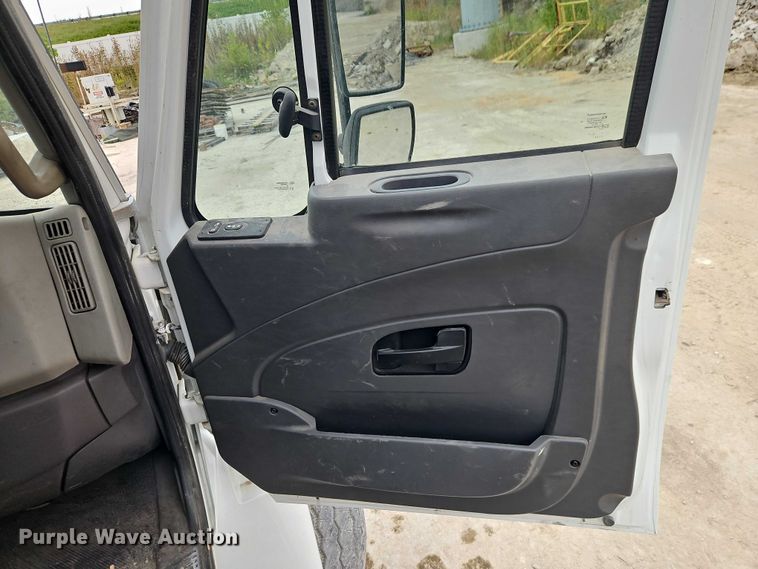 image for item EB8268 2015 International 4400 truck cab and chassis