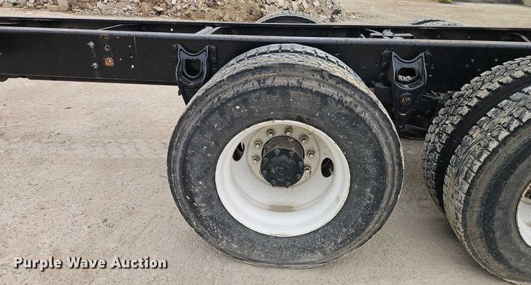 image for item EB8268 2015 International 4400 truck cab and chassis