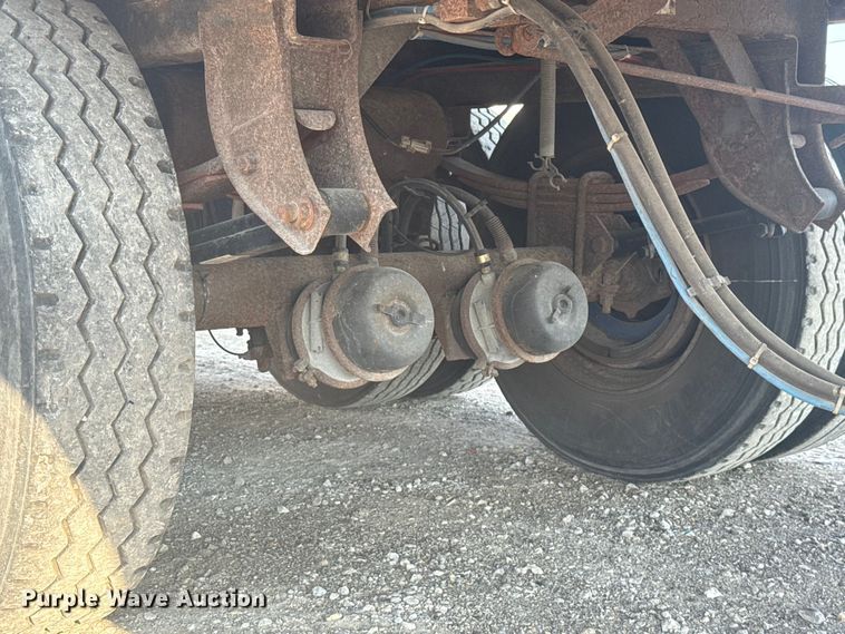 image for item EB8287 2002 Manac  dry van trailer