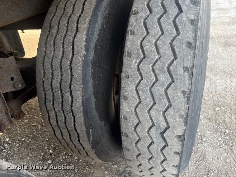 image for item EB8287 2002 Manac  dry van trailer