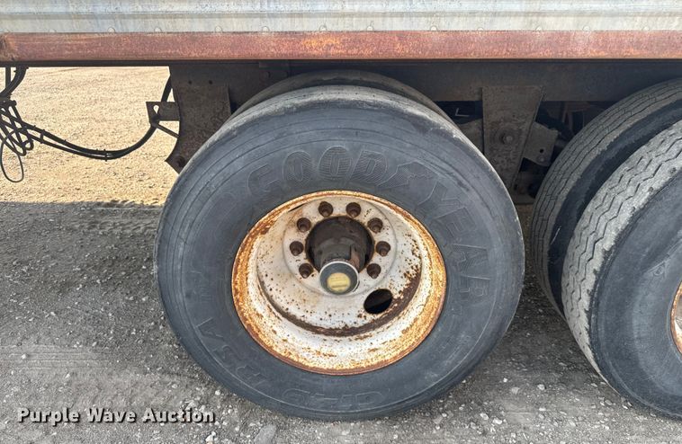 image for item EB8287 2002 Manac  dry van trailer