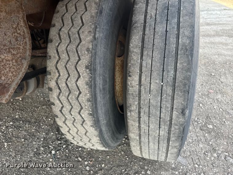 image for item EB8287 2002 Manac  dry van trailer