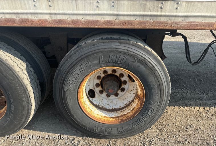 image for item EB8287 2002 Manac  dry van trailer