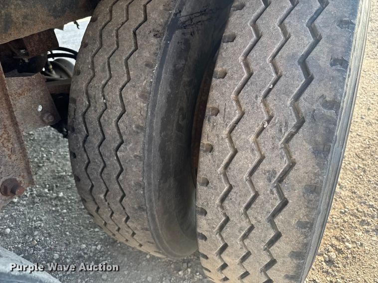 image for item EB8287 2002 Manac  dry van trailer