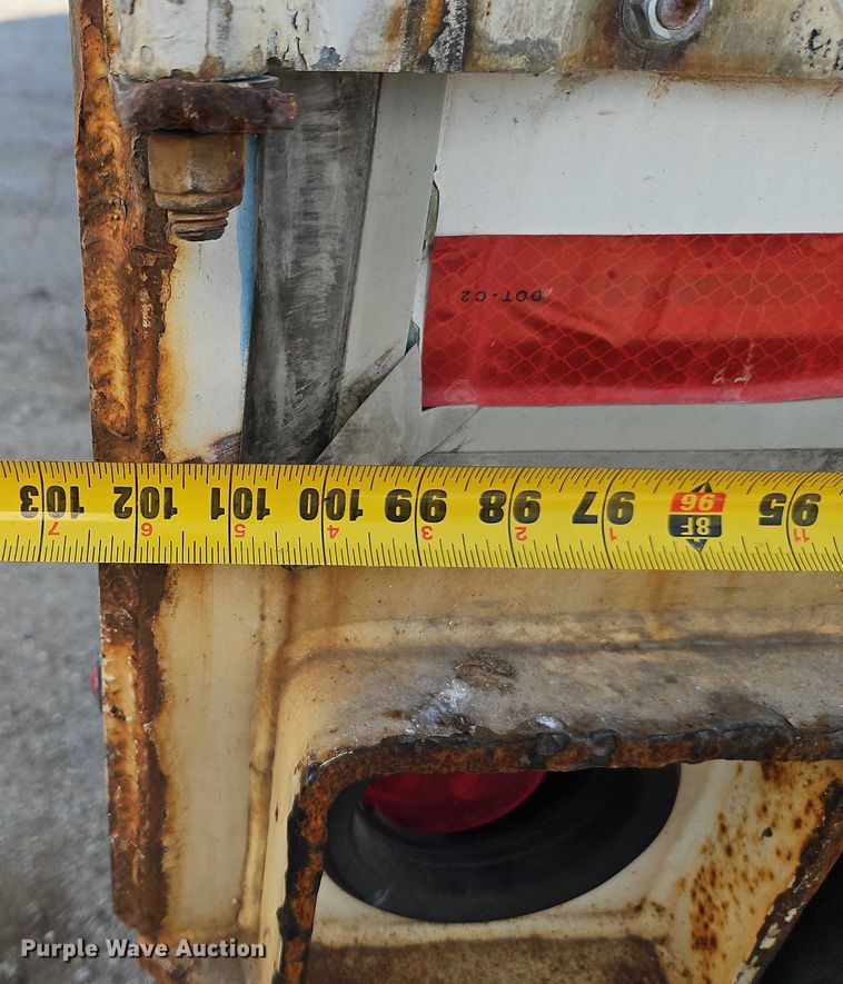 image for item EB8293 2002 Manac dry van trailer