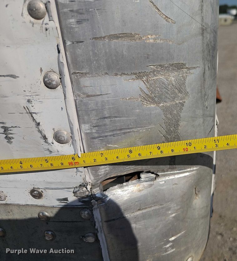 image for item EB8293 2002 Manac dry van trailer