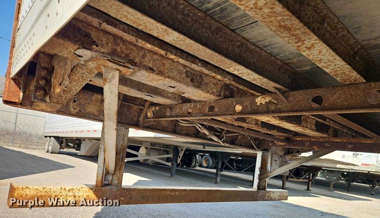 image for item EB8293 2002 Manac dry van trailer