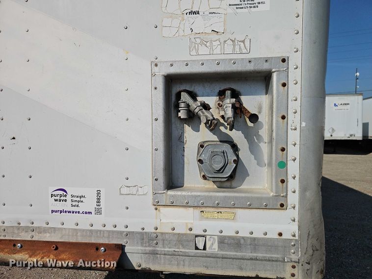 image for item EB8293 2002 Manac dry van trailer