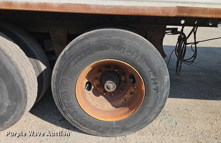 image for item EB8293 2002 Manac dry van trailer