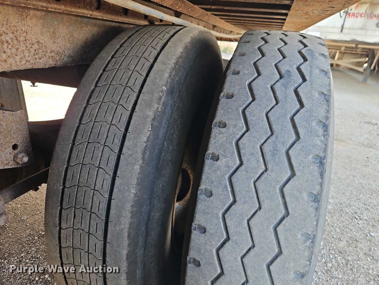 image for item EB8293 2002 Manac dry van trailer