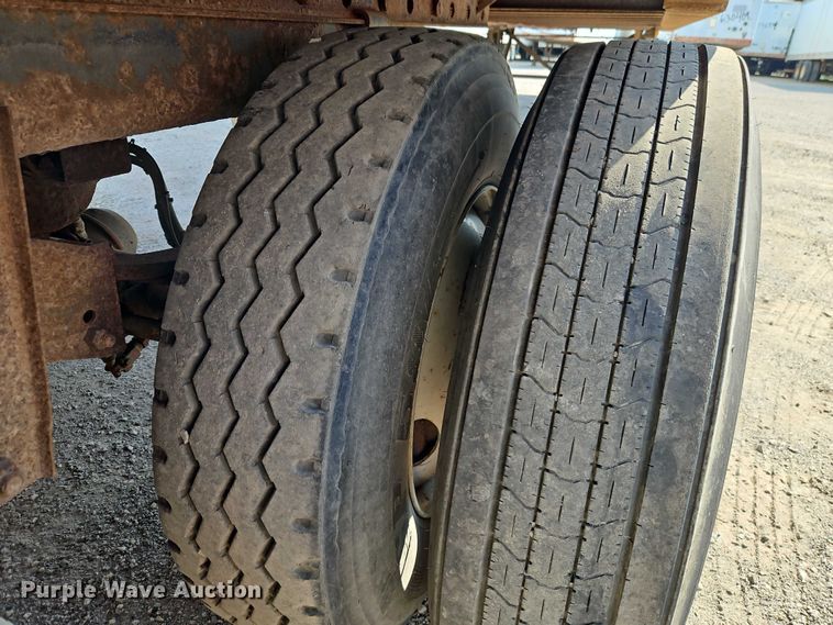 image for item EB8293 2002 Manac dry van trailer