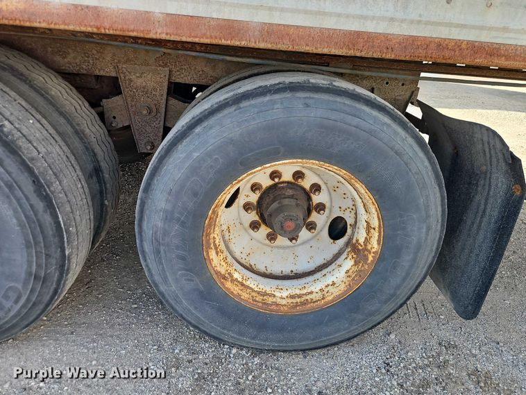image for item EB8293 2002 Manac dry van trailer