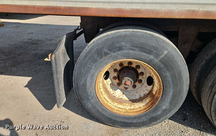 image for item EB8293 2002 Manac dry van trailer